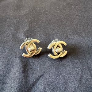CHANEL - Silver ‘CC’ Turnlock earrings